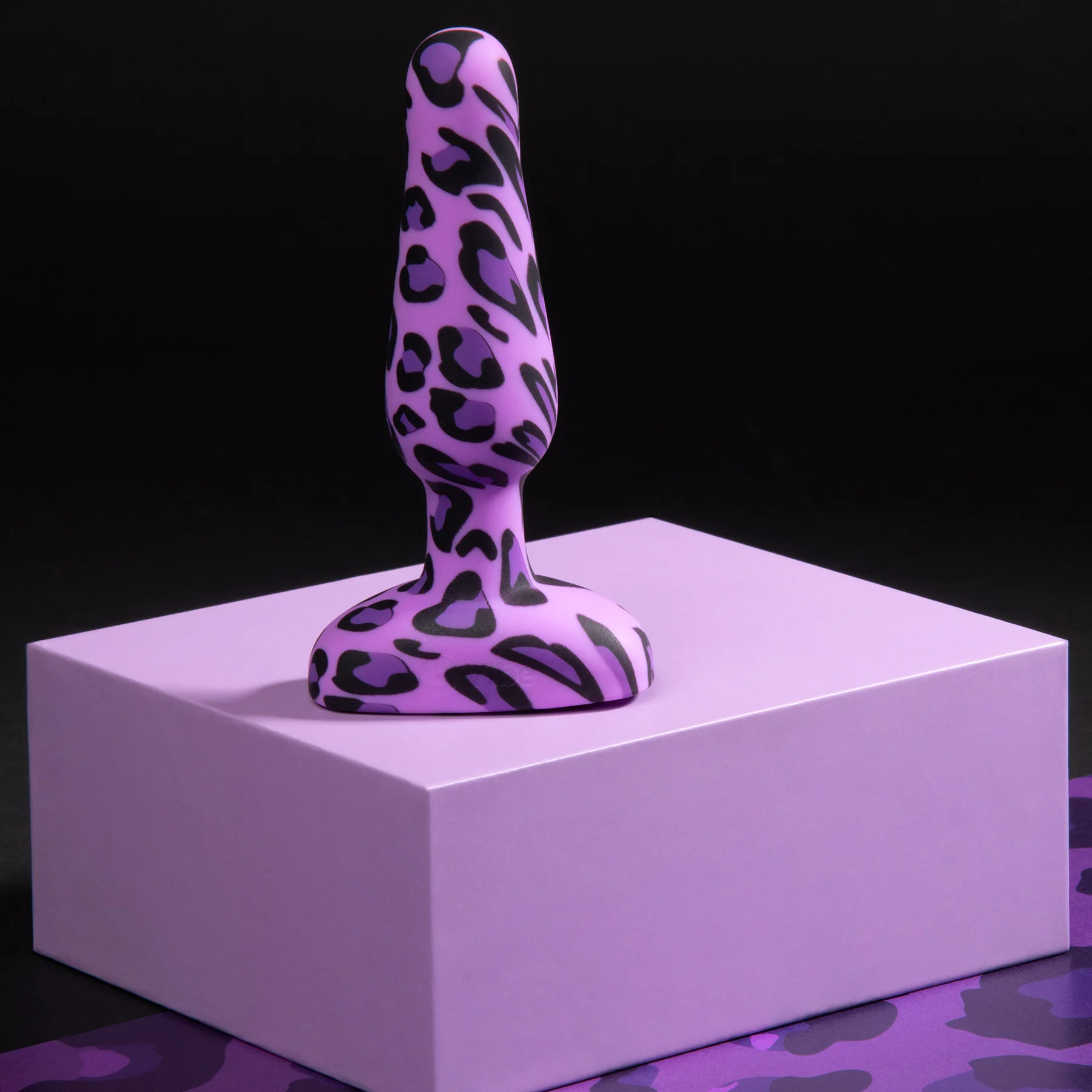 b-Vibe Leopard Novice Plug Special Edition Vibrating Anal Plug - Image 9