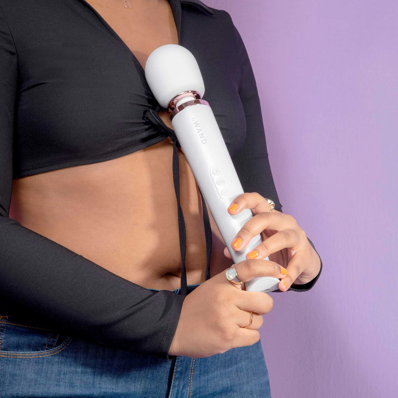 Le Wand Rechargeable Vibrating Body Massager - Pearl White - Image 10