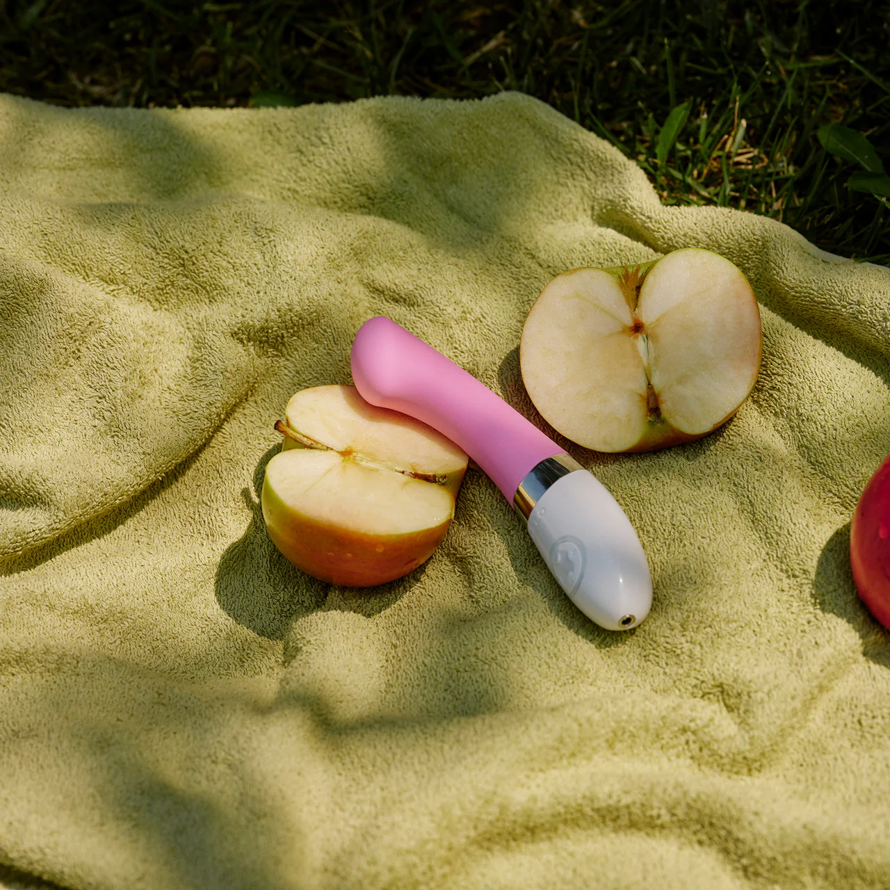 LELO GIGI 2 Waterproof Rechargeable G-Spot Vibrator - Pink - Image 5