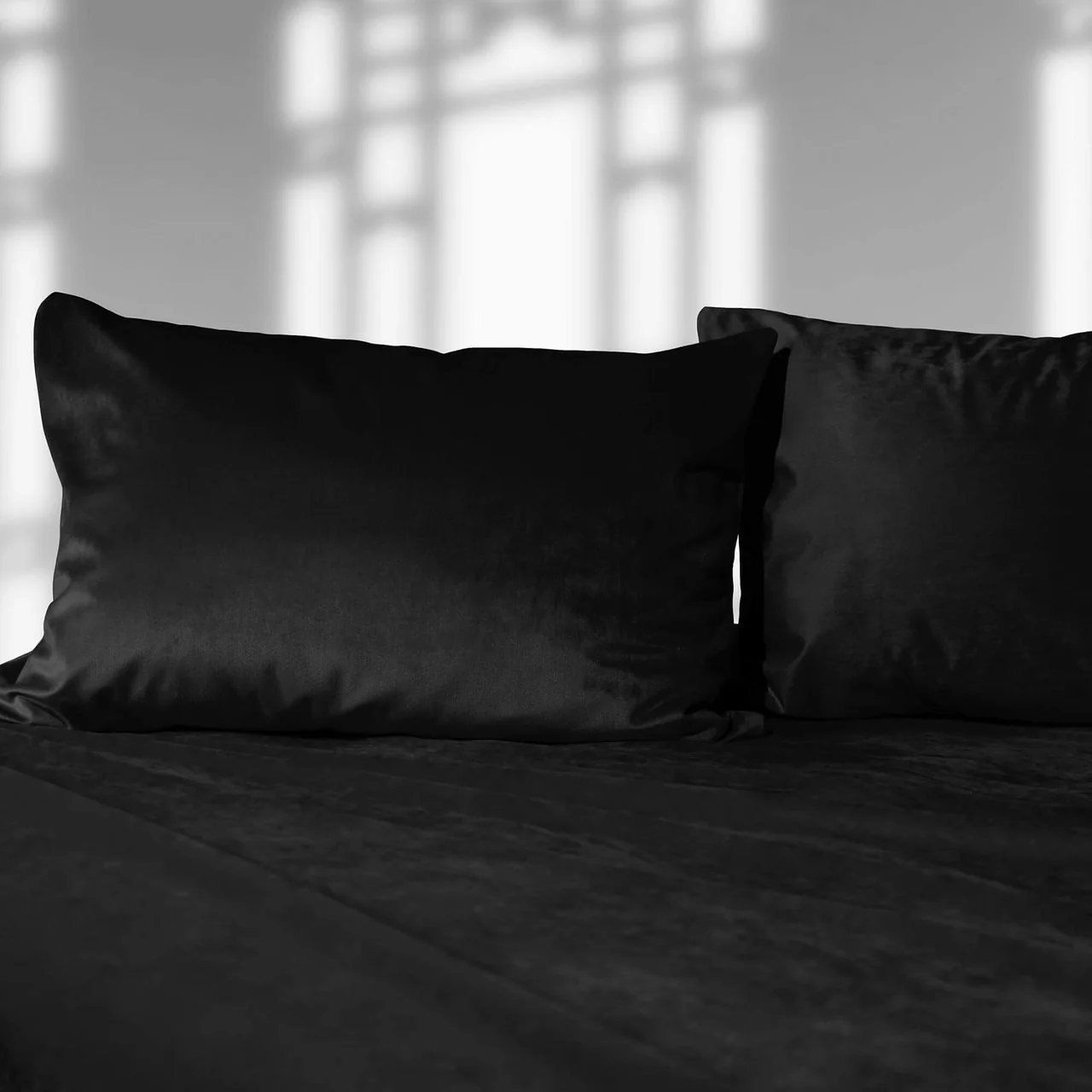 Liberator Liquid Velvet Sheet & Pillow Covers - King Size, Black - Image 2