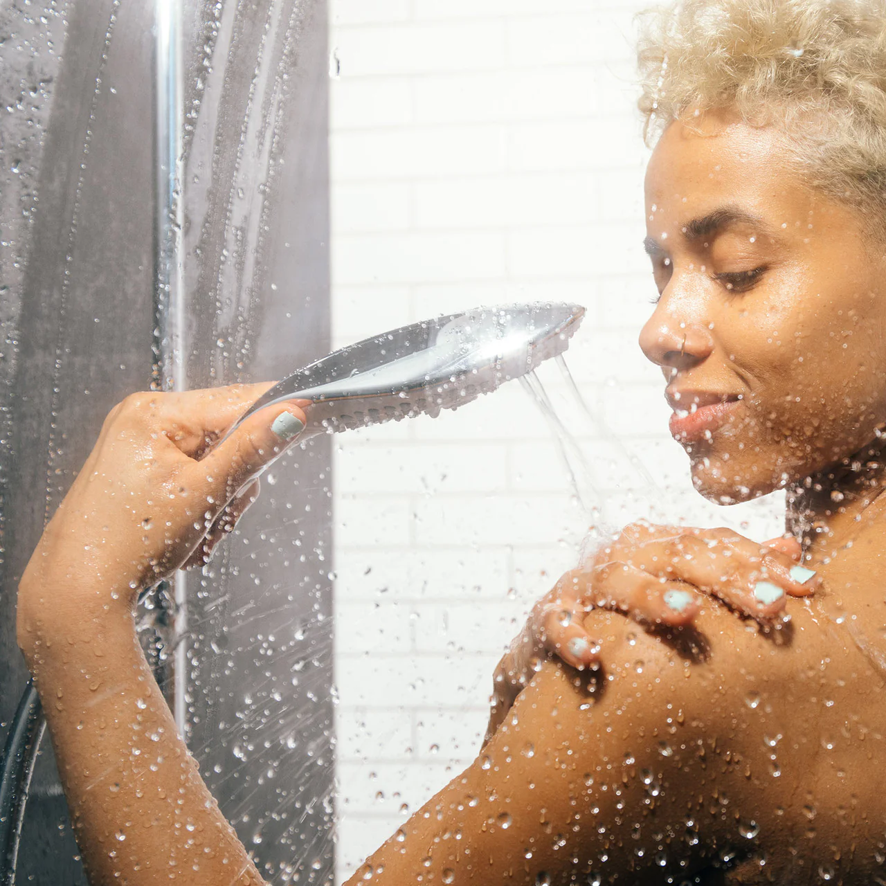 Womanizer Wave Shower Head & Water Massage Clitoral Stimulator - Chrome - Image 16