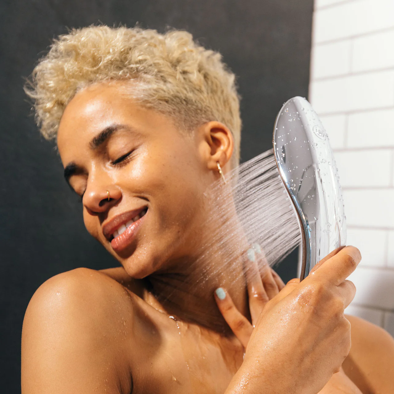 Womanizer Wave Shower Head & Water Massage Clitoral Stimulator - Chrome - Image 17
